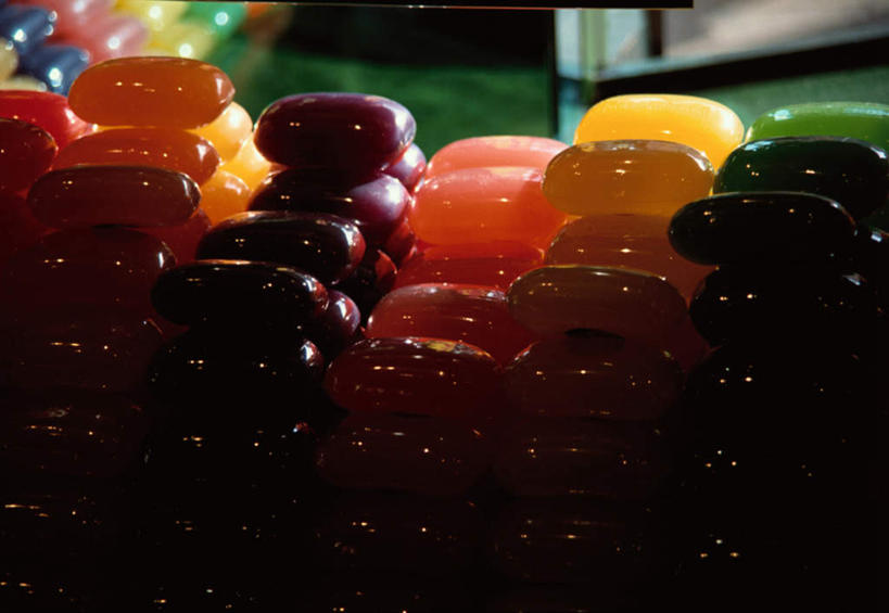 无人,横图,俯视,彩色,室内,特写,白天,桌面,桌子,一排,整齐,食品,糖,糖果,甜点,甜品,软糖,食物,排列,黄色,红色,紫色,甜食,堆,队列,彩图,高角度拍摄