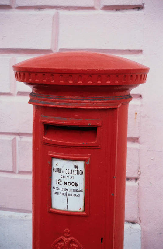 无人,竖图,室外,特写,白天,正面,指示牌,传递,信息,英文,标志,文字,邮件,字符,字母,墙,联系,标识,邮筒,邮箱,墙壁,墙面,一个,红色,联络,邮递,通信,单个,信件,英文字母,邮政,彩图