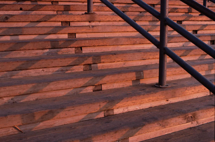 无人,栏杆,横图,俯视,室外,特写,白天,楼梯,阴影,光线,木制,扶手,影子,阶梯,护栏,台阶,阳光,木制品,彩图,高角度拍摄