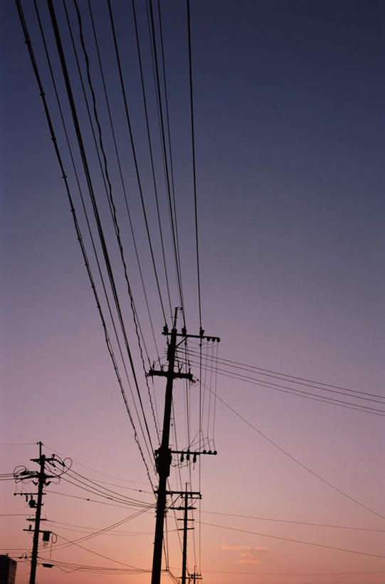 无人,竖图,室外,白天,仰视,日落,电力,电线,电线杆,线,晚霞,霞光,落日,电能,线路,蓝天,天空,黄昏,天,彩霞,电,电源,能量,夕照,夕阳,彩图,低角度拍摄,斜阳