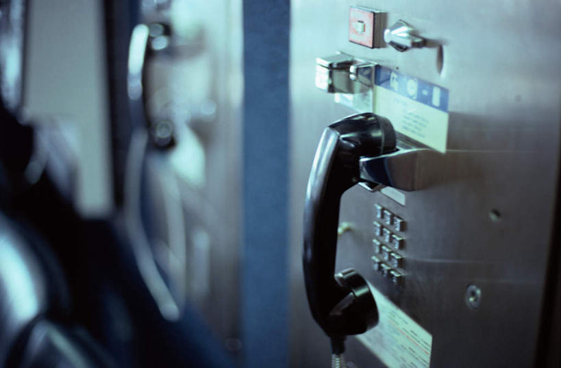 无人,打电话,横图,俯视,室外,特写,白天,电话,一排,许多,整齐,标志,数字,文字,字符,墙,通讯设备,标识,墙壁,墙面,排列,话筒,电话线,阿拉伯数字,公用电话,队列,交流,电话机,沟通,通话,彩图,高角度拍摄