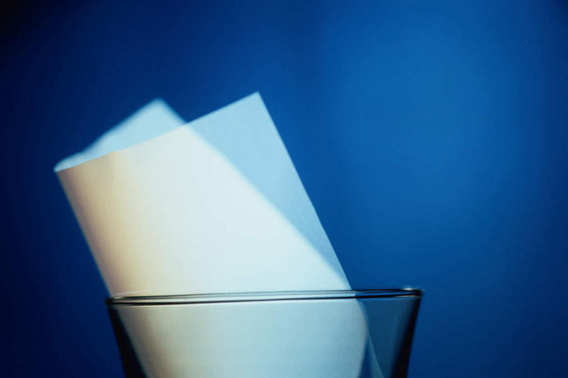 无人,横图,室内,特写,白天,正面,杯子,蓝色背景,纸,玻璃制品,两个,水杯,摄影,影棚,玻璃杯,彩图,影棚拍摄,拍摄