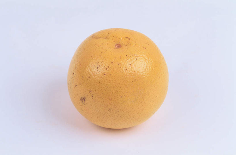 无人,横图,俯视,室内,特写,白天,白色背景,桌面,桌子,水果,新鲜,生食,食品,果实,葡萄柚,食物,一个,西柚,橙色,金色,摄影,有机食品,绿色食品,影棚,金黄色,单个,朱栾,彩图,高角度拍摄,影棚拍摄,拍摄