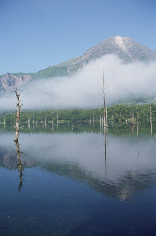 无人,竖图,室外,白天,正面,旅游,度假,湖,湖泊,美景,山,水,雾,日本,亚洲,波纹,朦胧,模糊,湖面,景观,山峰,水流,水面,涟漪,山峦,娱乐,蓝色,倒影,蓝天,水纹,天空,自然,波浪,湖水,天,享受,休闲,景色,放松,迷雾,倒映,自然风光,东亚,本州,本州岛,日本国,中部地方,水晕,日本阿尔卑斯山脉,反照,大雾,彩图