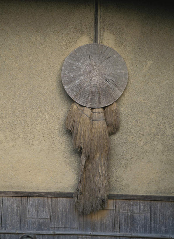 无人,竖图,室外,特写,白天,正面,静物,帽子,悬挂,草帽,墙,墙壁,墙面,一个,单个,保暖,防寒,御寒,雨衣,雨具,透气,防水,蓑衣,冲锋服,冲锋衣,防潮,户外用品,彩图