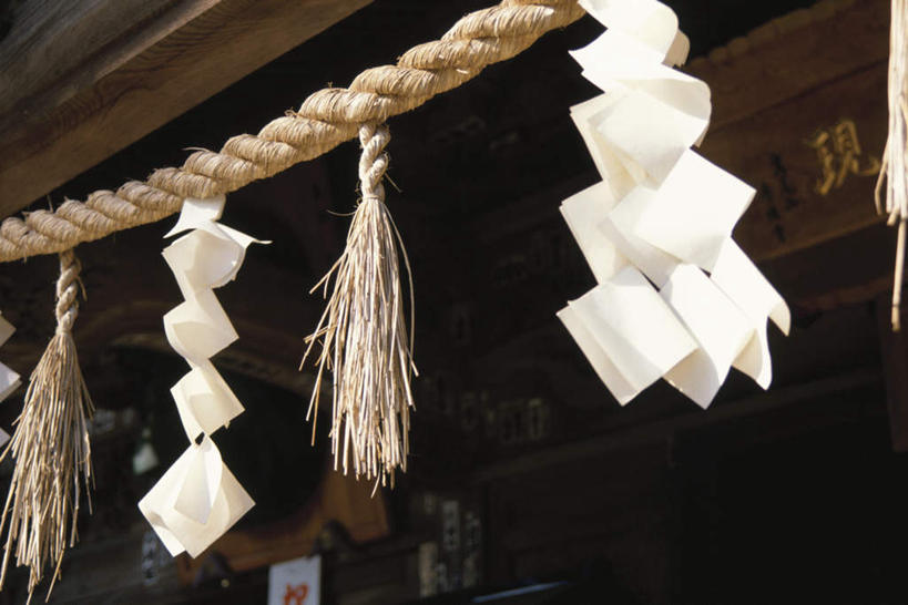 无人,横图,室外,特写,白天,仰视,许多,悬挂,节日,装饰,纸,神社,文化,白色,绳子,纸片,祈祷,健康,许愿,宗教,信仰,纪念,神道,绳索,华丽,修饰,祈求,祭祀,点缀,衬托,美观,雅致,雅观,神道教,社屋,平安,彩图,低角度拍摄