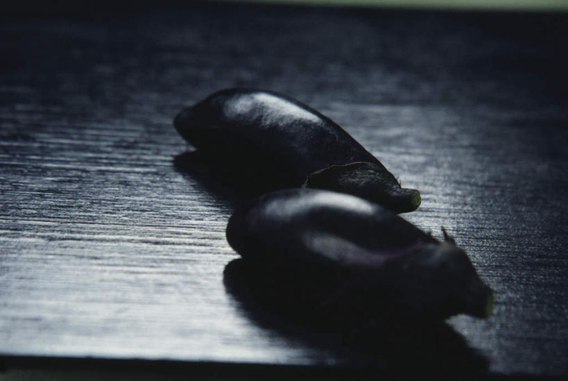 无人,横图,室内,特写,白天,正面,餐桌,桌子,茄子,蔬菜,阴影,新鲜,反射,影子,食品,食物,两个,紫色,有机食品,绿色食品,餐台,落苏,酪酥,昆仑瓜,矮瓜,彩图