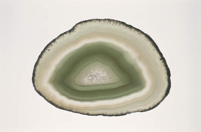 无人,横图,俯视,室内,特写,白天,白色背景,石头,静物,切开,纹路,圆形,石子,椭圆,纹理,一个,绿色,切,摄影,影棚,单个,横截面,剖面,切面,肌理,石块,岩石,彩图,高角度拍摄,影棚拍摄,拍摄