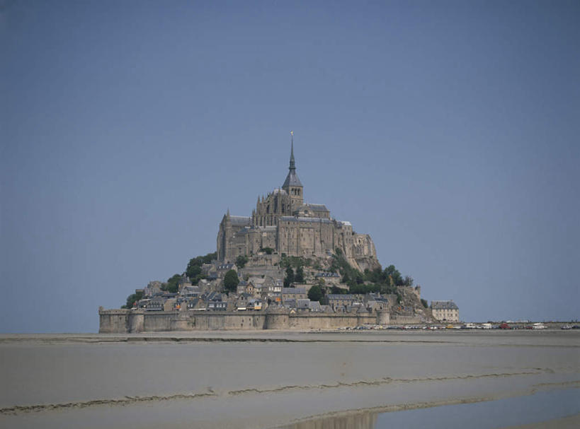 无人,横图,室外,白天,正面,旅游,度假,植物,标志建筑,地标,建筑,法国,欧洲,堡垒,城堡,建筑群,娱乐,建设,树,树木,蓝色,绿色,蓝天,天空,自然,天,享受,休闲,旅游胜地,放松,生长,成长,要塞,法兰西共和国,法兰西第五共和国,圣米歇尔山,设防,下诺曼底,下诺曼底大区,芒什省,彩图