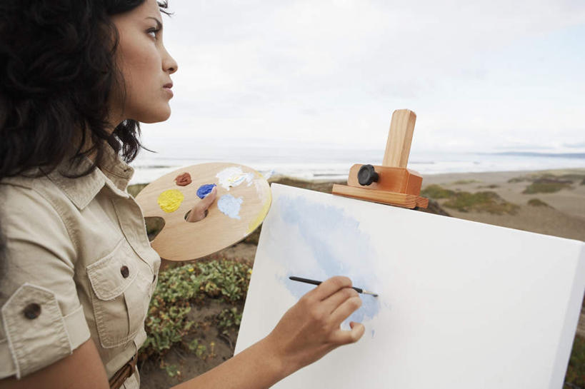 西方人,一个人,站,横图,室外,白天,侧面,绘画,草地,草坪,海浪,海洋,植物,欧洲,欧洲人,仅一个年轻女性,仅一个女性,仅一个人,服装,艺术,笔,浪花,云,云朵,画板,美术用品,拿,云彩,拿着,注视,休闲装,画架,草,衣服,蓝色,绿色,白云,蓝天,天空,海水,画笔,天,观察,看,站着,休闲,休闲服,服饰,观看,颜料,美术,察看,颜料盒,关注,绘画工具,海景,年轻女性,女人,女性,白种人,大海,风浪,海,海水的波动,近岸浪,涌浪,站立,半身,彩图