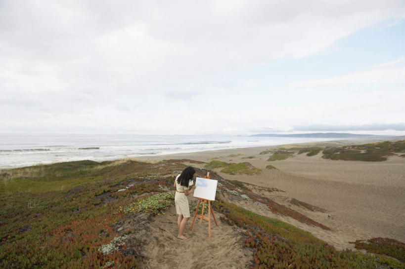 西方人,一个人,站,横图,俯视,室外,白天,绘画,草地,草坪,海浪,海洋,植物,欧洲,欧洲人,仅一个年轻女性,仅一个女性,仅一个人,服装,艺术,笔,浪花,水平线,云,云朵,辽阔,画板,美术用品,海平线,拿,云彩,拿着,休闲装,画架,草,衣服,蓝色,绿色,白云,蓝天,天空,海水,画笔,天,站着,休闲,广阔,休闲服,服饰,颜料,一望无际,美术,颜料盒,绘画工具,海景,无边无际,一马平川,年轻女性,女人,女性,白种人,大海,风浪,海,海水的波动,近岸浪,涌浪,画画,站立,彩图,高角度拍摄,全身,水天相接,水天一线