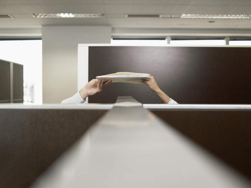 两个人,同事,商务人士,商务男性,办公室,坐,举,横图,室内,白天,正面,衬衫,成功,合作,团队,集体,信心,天花板,照明,套装,传递,材料,档案,文件,灯光,领带,队伍,顶灯,灯,资料,灯具,隔板,托,照亮,领导,照明设备,成就,文档,商务装,合伙,领袖,工薪阶层,男人,男性,年轻男性,年轻人,白领,上班族,举起,举手,举着,向上举,向上伸,向上托,坐着,半身,彩图,衬衣