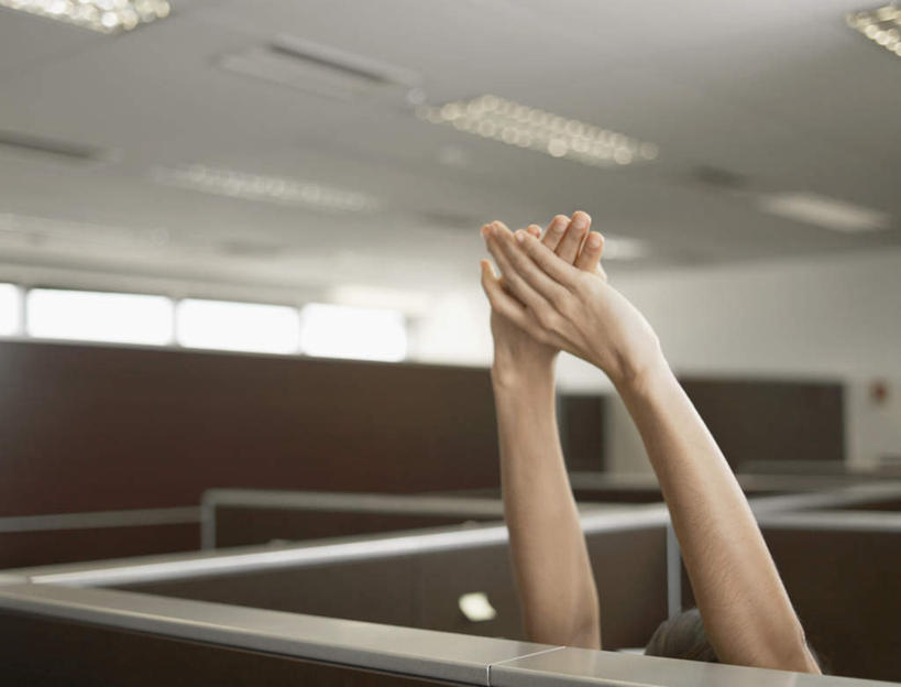 西方人,手,一个人,商务人士,商务女性,坐,举,伸展双臂,横图,室内,特写,白天,正面,天花板,照明,欧洲,欧洲人,仅一个年轻女性,仅一个女性,仅一个人,伸展,套装,灯光,伸懒腰,顶灯,灯,灯具,隔板,托,手部,放松,照亮,照明设备,商务装,惬意,工薪阶层,懒腰,年轻女性,女人,女性,白种人,白领,上班族,敞开双臂,举起,举手,举着,伸开双臂,向上举,向上伸,向上托,展开双肩,张开手臂,张开双臂,坐着,半身,彩图,慵懒