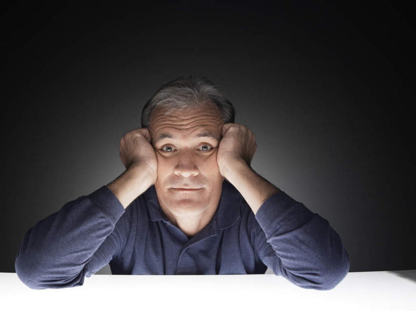 西方人,脸,头,脸颊,肩,头发,一个人,坐,横图,室内,特写,白天,正面,桌子,欧洲,欧洲人,仅一个男性,仅一个人,阴影,黑色背景,服装,光线,影子,托头,注视,休闲装,书桌,肩膀,衣服,黑色,课桌,观察,看,仅一个老年男性,休闲,思考,休闲服,考虑,摄影,服饰,影棚,观看,冥想,察看,关注,老年男性,男人,男性,白种人,头部,脸部,脸蛋,面部,坐着,半身,彩图,影棚拍摄,拍摄,短发