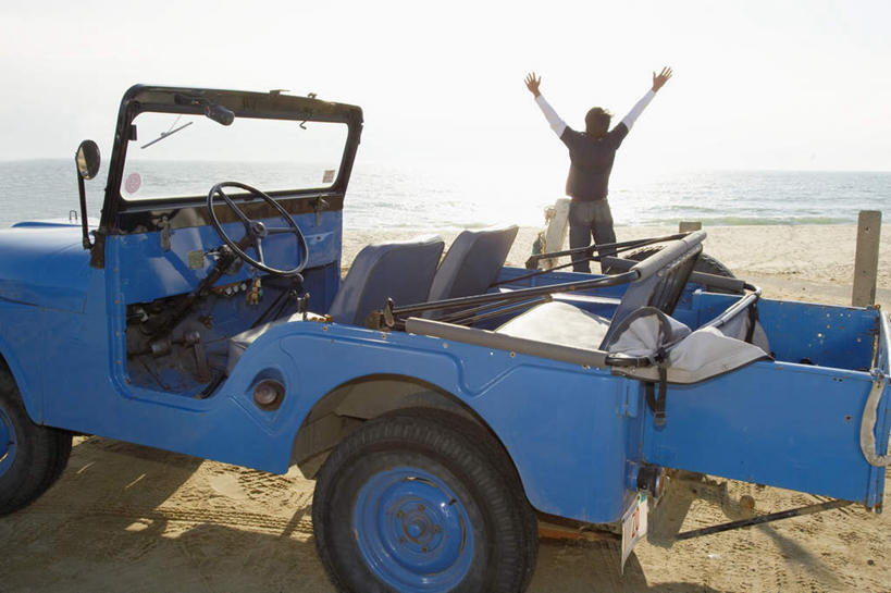 西方人,一个人,站,举,伸展双臂,横图,室外,白天,旅游,度假,水,太阳,汽车,欧洲,欧洲人,仅一个男性,仅一个人,阴影,服装,光线,影子,水池,水面,休闲装,娱乐,车,仅一个年轻男性,背面,衣服,阳光,交通工具,托,站着,享受,休闲,休闲服,放松,服饰,户外运动,吉普车,男人,男性,年轻男性,白种人,敞开双臂,举起,举手,举着,伸开双臂,向上举,向上伸,向上托,展开双肩,站立,张开手臂,张开双臂,彩图,全身