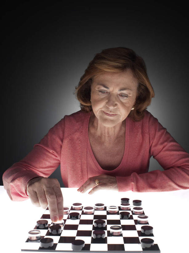 西方人,脸,头,脸颊,肩,头发,一个人,坐,竖图,室内,特写,白天,正面,毛衣,游戏,桌子,欧洲,欧洲人,仅一个女性,仅一个人,握,阴影,灰色背景,服装,光线,影子,棕色,拿,玩,拿着,注视,休闲装,娱乐,旗子,书桌,肩膀,衣服,课桌,象棋,低头,观察,看,仅一个中年女性,休闲,思考,休闲服,棋盘,国际象棋,考虑,握着,摄影,服饰,影棚,观看,冥想,羊毛衫,察看,关注,认真,女人,女性,中年女性,白种人,头部,脸部,脸蛋,面部,坐着,半身,彩图,影棚拍摄,拍摄,短发