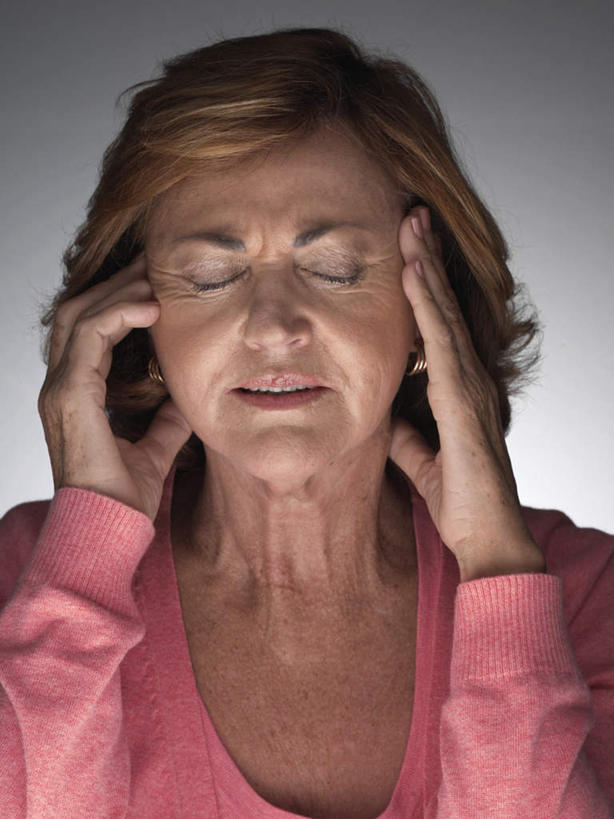 西方人,脸,头,脸颊,肩,头发,一个人,病人,坐,闭眼,竖图,室内,特写,白天,正面,毛衣,桌子,欧洲,欧洲人,仅一个女性,仅一个人,撑,阴影,灰色背景,服装,光线,影子,棕色,托头,休闲装,书桌,肩膀,衣服,课桌,托,仅一个中年女性,休闲,难受,疲倦,生病,思考,皱眉,休闲服,考虑,压力,摄影,服饰,影棚,冥想,头痛,羊毛衫,疲劳,疲乏,认真,女人,女性,中年女性,白种人,头部,脸部,脸蛋,面部,患者,闭眼睛,闭着眼,闭着眼睛,坐着,半身,彩图,影棚拍摄,拍摄,短发