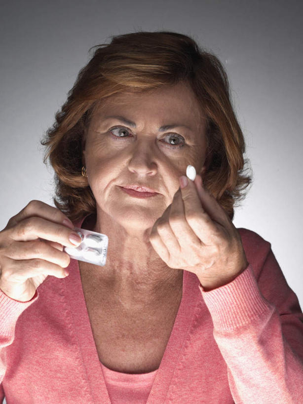 西方人,脸,头,脸颊,肩,头发,一个人,病人,坐,竖图,室内,特写,白天,正面,毛衣,安全,桌子,欧洲,欧洲人,仅一个女性,仅一个人,握,阴影,灰色背景,服装,光线,药剂,药瓶,药丸,影子,棕色,防护,拿,拿着,注视,休闲装,药片,书桌,肩膀,衣服,课桌,药品,观察,看,仅一个中年女性,休闲,难受,疲倦,生病,思考,休闲服,考虑,压力,治疗,握着,摄影,服饰,影棚,观看,保护,冥想,头痛,羊毛衫,药物,察看,医疗,疲劳,关注,保险,预防,疲乏,平安,认真,女人,女性,中年女性,白种人,头部,脸部,脸蛋,面部,患者,坐着,半身,彩图,影棚拍摄,拍摄,短发