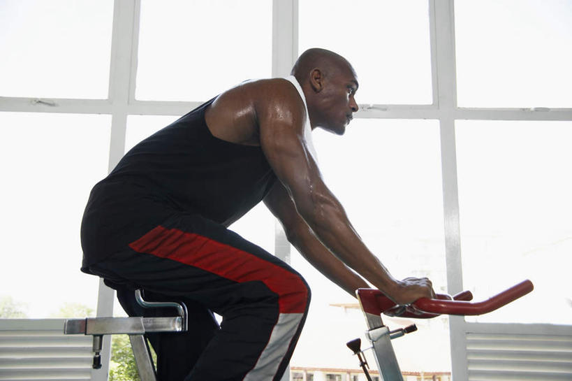 西方人,秃头,一个人,运动员,健身房,横图,室内,白天,仰视,运动服,锻炼,运动,太阳,窗户,自行车,欧洲,非洲,黑人,欧洲人,仅一个男性,仅一个人,汗,阴影,服装,光线,背心,纺织物,影子,玻璃窗,脚踏车,仅一个年轻男性,骑,衣服,阳光,毛巾,清洁,服饰,保暖,衣着,穿着,流汗,透气,防水,衣饰,储水,耐磨,吸水,体育,男人,男性,年轻男性,非洲人,光头,无发,体育运动员,运动选手,半身,彩图,低角度拍摄,健身,健身馆,运动装