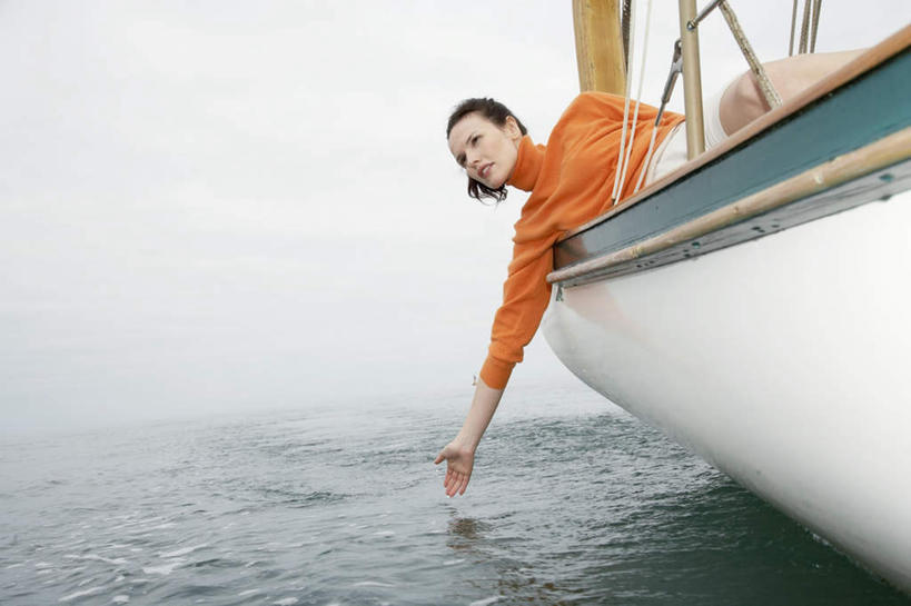 西方人,一个人,坐,横图,室外,白天,正面,毛衣,旅游,度假,游戏,海浪,海洋,船,欧洲,欧洲人,仅一个女性,仅一个人,伸展,戏水,服装,浪花,木船,玩,注视,休闲装,娱乐,衣服,海水,交通工具,观察,看,仅一个中年女性,享受,休闲,休闲服,放松,服饰,观看,活动,察看,舟,发泄,关注,消遣,智力,户外运动,海景,宣泄,女人,女性,中年女性,白种人,手臂,大海,风浪,海,玩耍,嬉戏,坐着,半身,彩图,绒衣,套衫,套头毛衣,线衣