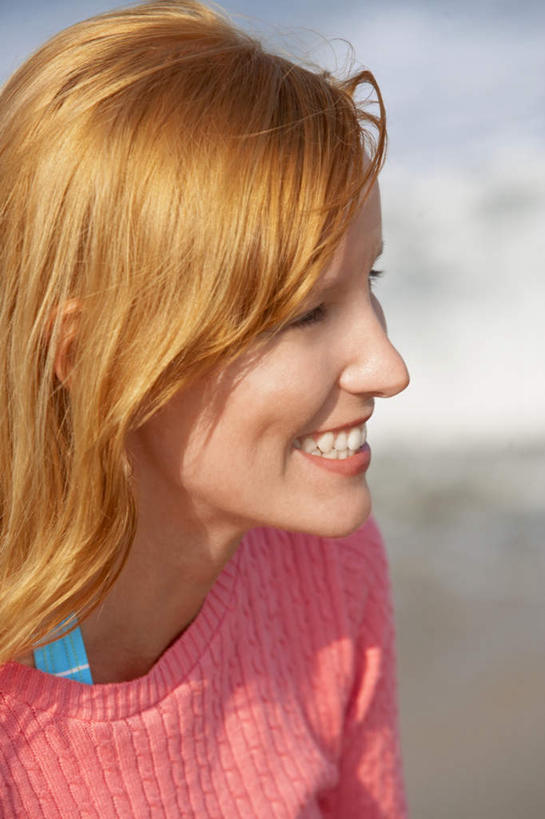 西方人,脸,头,脸颊,一个人,蹲,笑,微笑,露齿笑,竖图,室外,特写,白天,正面,毛衣,旅游,度假,欧洲,欧洲人,仅一个年轻女性,仅一个女性,仅一个人,阴影,朦胧,模糊,光线,影子,粉红,美丽,注视,娱乐,肩膀,粉色,阳光,观察,看,享受,休闲,典雅,放松,观看,优雅,察看,关注,气质,年轻女性,女人,女性,白种人,头部,脸部,脸蛋,面部,蹲着,半身,彩图,绒衣,套衫,套头毛衣,线衣