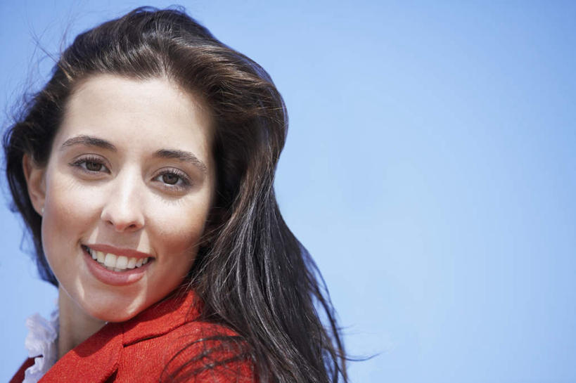 西方人,脸,头,脸颊,一个人,站,笑,微笑,露齿笑,横图,室外,特写,白天,仰视,欧洲,欧洲人,仅一个年轻女性,仅一个女性,仅一个人,阴影,服装,光线,影子,注视,休闲装,漂亮,衣服,红色,蓝色,蓝天,天空,阳光,天,观察,看,站着,休闲,休闲服,服饰,晴朗,观看,飘逸,优雅,察看,优美,关注,气质,万里无云,年轻女性,女人,女性,白种人,头部,脸部,脸蛋,面部,晴空,晴空万里,站立,半身,彩图,低角度拍摄