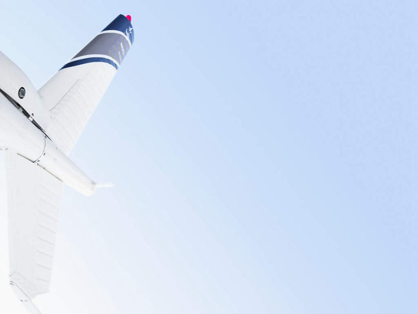 无人,横图,室外,白天,仰视,飞机,飞翔,飞行,翱翔,航空,飞,蓝色,蓝天,天空,交通工具,天,一架,晴朗,直升机,直升飞机,机尾,万里无云,晴空,晴空万里,彩图,低角度拍摄