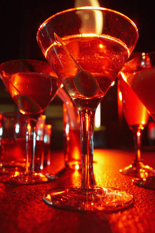 无人,竖图,室内,夜晚,仰视,餐桌,桌子,樱桃,杯子,水果,许多,新鲜,高脚杯,生食,食品,果实,玻璃制品,食物,排列,红色,酒杯,鸡尾酒,有机食品,绿色食品,餐台,队列,香槟杯,贝利尼鸡尾酒,贝里尼鸡尾酒,玻璃杯,樱珠,莺桃,英桃,楔桃,牛桃,荆桃,彩图,低角度拍摄