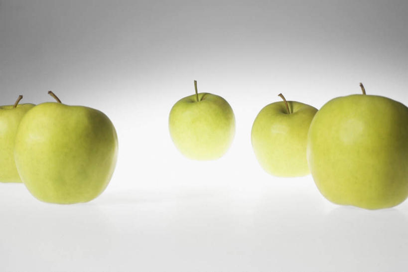 无人,横图,室内,特写,白天,正面,桌面,苹果,水果,五个,一排,许多,灰色背景,新鲜,生食,食品,青色,果实,食物,排列,摄影,有机食品,绿色食品,影棚,队列,彩图,影棚拍摄,拍摄