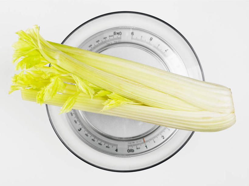 无人,横图,俯视,室内,特写,白天,白色背景,桌面,芹菜,蔬菜,新鲜,磅秤,食品,食物,一个,摄影,有机食品,绿色食品,影棚,单个,根芹菜,根洋芹,球根塘蒿,秤,体重秤,药芹,水芹,旱芹,彩图,高角度拍摄,影棚拍摄,拍摄