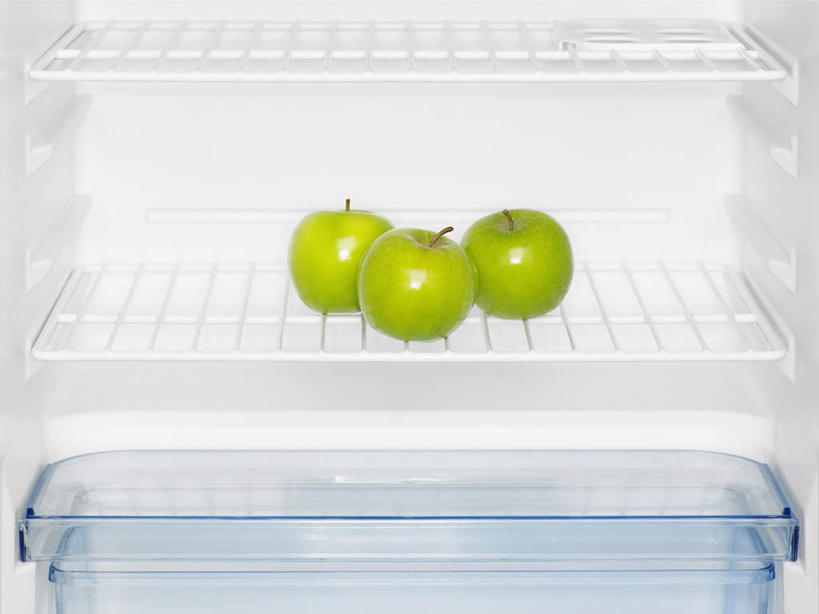 无人,横图,俯视,室内,特写,白天,白色背景,苹果,静物,水果,一排,新鲜,电器,格子,冰箱,生食,食品,青色,果实,冷冻,冷柜,食物,排列,三个,隔板,冷藏柜,有机食品,绿色食品,冷藏,储藏,放置,家电,家用电器,队列,保鲜,彩图,高角度拍摄