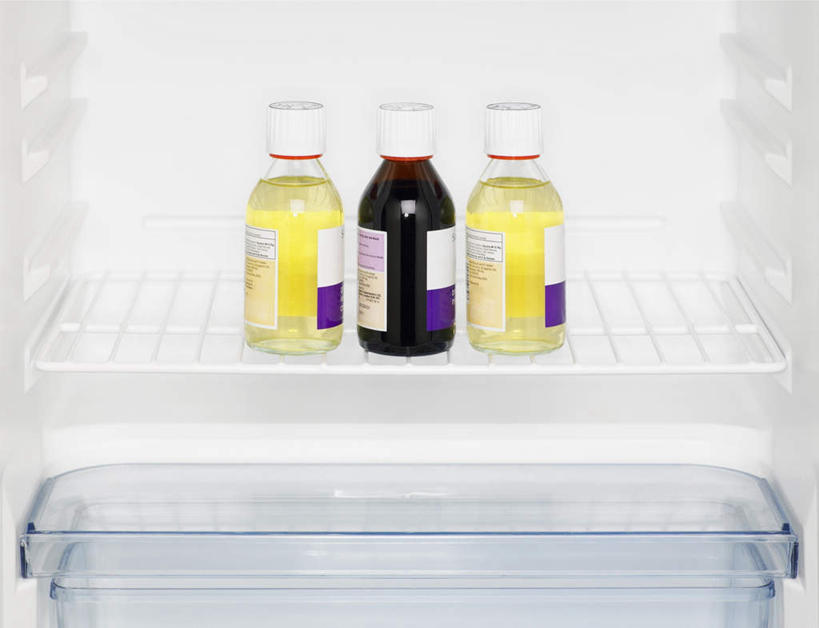 无人,横图,俯视,室内,特写,白天,白色背景,静物,一排,药,医药,电器,格子,药瓶,冰箱,冷冻,冷柜,排列,三个,黄色,黑色,隔板,冷藏柜,健康,冷藏,储藏,放置,家电,家用电器,队列,保鲜,彩图,高角度拍摄