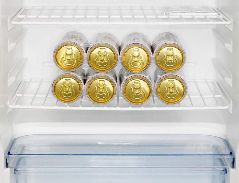 红酒,葡萄酒,无人,横图,俯视,室内,特写,白天,白色背景,静物,一排,许多,整齐,电器,格子,冰箱,酒类,饮品,冷冻,冷柜,酒,酒瓶,饮料,排列,瓶子,隔板,冷藏柜,红葡萄酒,冷藏,储藏,放置,家电,家用电器,队列,保鲜,彩图,高角度拍摄