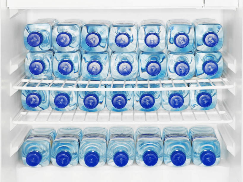 无人,横图,室内,白天,白色背景,正面,水,静物,一排,许多,整齐,电器,格子,冰箱,水瓶,冷冻,冷柜,排列,蓝色,瓶子,隔板,冷藏柜,矿泉水,冷藏,储藏,放置,家电,家用电器,队列,保鲜,彩图