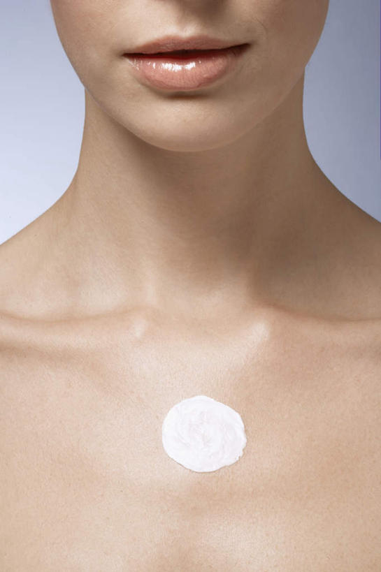 西方人,嘴,脖子,一个人,站,笑,微笑,竖图,室内,特写,白天,正面,化妆,美容,欧洲,欧洲人,仅一个年轻女性,仅一个女性,仅一个人,护肤,蓝色背景,肩膀,站着,保养,享受,休闲,放松,保健,摄影,影棚,乳液,润肤霜,养颜,年轻女性,女人,女性,白种人,脖,颈,颈部,口,口腔,嘴巴,嘴唇,站立,半身,彩图,影棚拍摄,拍摄