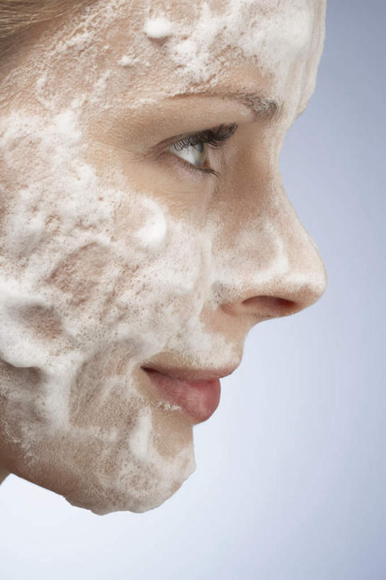 西方人,脸,头,脸颊,一个人,笑,微笑,竖图,室内,特写,白天,侧面,化妆,美容,欧洲,欧洲人,仅一个年轻女性,仅一个女性,仅一个人,护肤,蓝色背景,泡沫,注视,肩膀,白色,化妆品,观察,看,保养,享受,休闲,放松,保健,摄影,影棚,洁面乳,观看,察看,洗面奶,关注,养颜,年轻女性,女人,女性,白种人,头部,脸部,脸蛋,面部,半身,彩图,影棚拍摄,拍摄