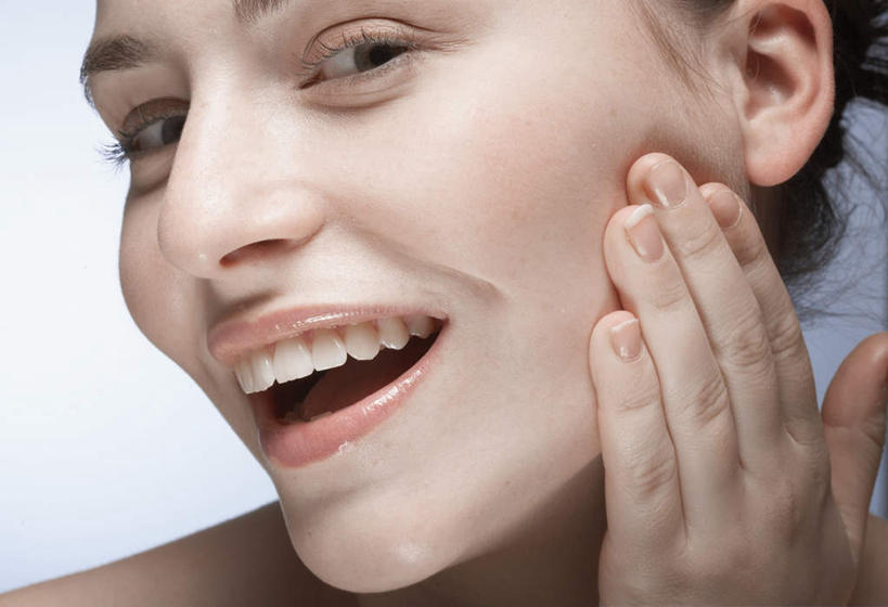 西方人,脸,头,脸颊,手,一个人,笑,摸,大笑,横图,室内,特写,白天,正面,兴奋,欧洲,欧洲人,仅一个年轻女性,仅一个女性,仅一个人,抚摸,张嘴,手部,拍,摄影,影棚,张大嘴巴,哈哈大笑,年轻女性,女人,女性,白种人,头部,脸部,脸蛋,面部,张开嘴,触摸,接触,半身,彩图,影棚拍摄,高兴,狂笑,拍摄