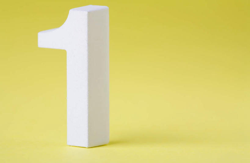 无人,横图,俯视,室内,特写,白天,游戏,桌面,桌子,静物,玩具,黄色背景,标志,数字,文字,字符,玩,娱乐,标识,一个,白色,休闲,益智,摄影,阿拉伯数字,影棚,单个,活动,发泄,消遣,智力,宣泄,玩耍,嬉戏,彩图,高角度拍摄,影棚拍摄,拍摄