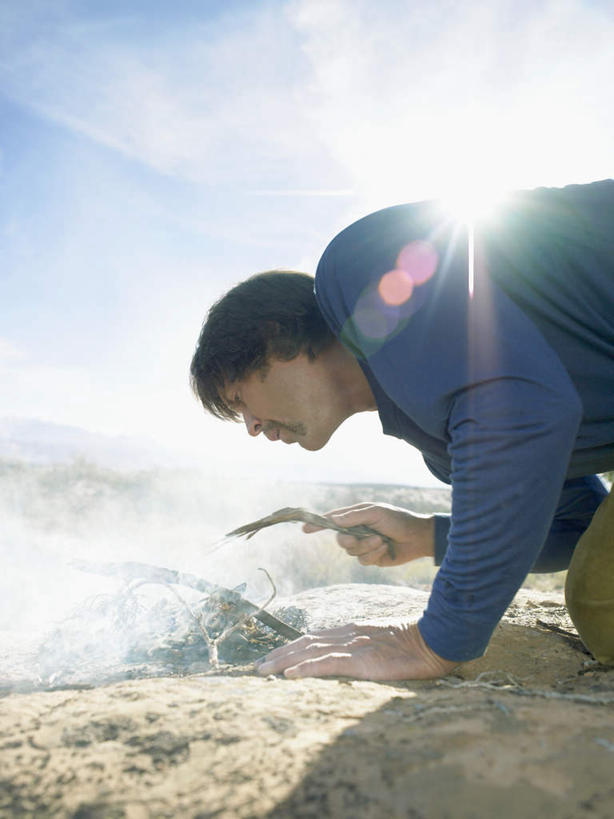 西方人,一个人,竖图,室外,白天,侧面,旅游,度假,美景,叶子,欧洲,欧洲人,仅一个男性,仅一个人,撑,阴影,服装,光线,影子,景观,绿叶,注视,休闲装,娱乐,仅一个年轻男性,衣服,阳光,自然,低头,点燃,观察,看,趴着,享受,休闲,休闲服,嫩叶,景色,放松,服饰,观看,察看,生火,撑着,关注,自然风光,户外运动,男人,男性,年轻男性,白种人,叶,叶片,趴,半身,彩图