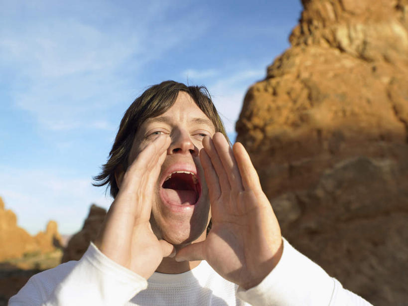 西方人,脸,头,脸颊,一个人,站,横图,室外,特写,白天,正面,旅游,度假,石头,美景,欧洲,欧洲人,仅一个男性,仅一个人,阴影,服装,朦胧,模糊,光线,石子,影子,景观,云,云朵,云彩,注视,休闲装,娱乐,肩膀,仅一个年轻男性,衣服,蓝色,白云,蓝天,天空,阳光,自然,天,观察,看,站着,张嘴,享受,休闲,休闲服,景色,放松,喊,叫,服饰,晴朗,观看,察看,关注,戈壁,自然风光,呐喊,户外运动,张大嘴巴,男人,男性,年轻男性,白种人,头部,脸部,脸蛋,面部,石块,岩石,晴空,张开嘴,站立,半身,彩图