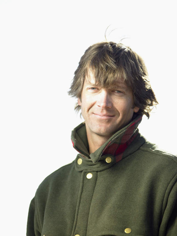 西方人,脸,脸颊,头发,一个人,笑,微笑,露齿笑,竖图,室内,特写,白天,留白,白色背景,正面,欧洲,欧洲人,仅一个男性,仅一个人,仅一个中年男性,棕色,注视,观察,看,大衣,摄影,影棚,观看,察看,关注,皮衣,男人,男性,中年男性,白种人,脸部,脸蛋,面部,半身,彩图,影棚拍摄,拍摄