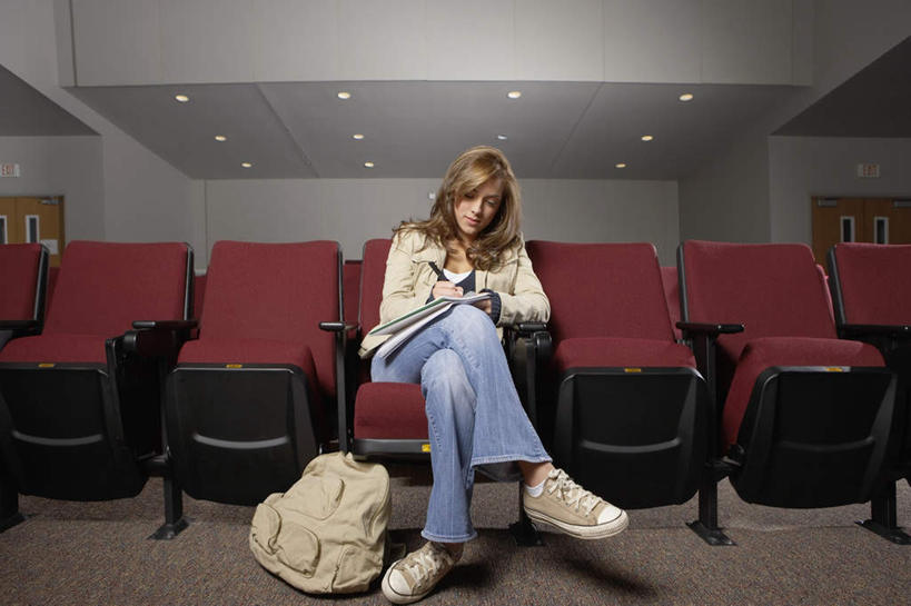 西方人,一个人,坐,横图,室内,白天,正面,椅子,欧洲,欧洲人,仅一个年轻女性,仅一个女性,仅一个人,一排,许多,握,写,学习,服装,整齐,包,笔,书包,墙,礼堂,灯光,记事本,二郎腿,拿,拿着,注视,休闲装,顶灯,墙壁,墙面,灯,排列,衣服,背包,本子,笔记本,灯具,低头,观察,看,休闲,休闲服,读书,握着,服饰,观看,察看,照明设备,队列,关注,年轻女性,女人,女性,白种人,坐着,彩图,全身,双肩包