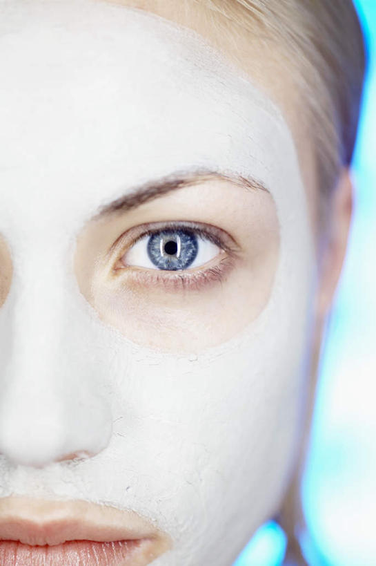 西方人,脸,头,脸颊,一个人,竖图,室内,特写,白天,正面,化妆,美容,欧洲,欧洲人,仅一个年轻女性,仅一个女性,仅一个人,护肤,美白,化妆品,清洁,保养,享受,休闲,面膜,放松,去角质,保健,保湿,滋润,护肤品,去死皮,舒缓,养颜,膏状,膏状面膜,去污,控油,紧肤,嫩肤,祛痘,去痘,祛角质,抗衰,再生,增白,补水,祛斑,抗皱,防皱,除皱,去皱,年轻女性,女人,女性,白种人,头部,脸部,脸蛋,面部,半身,彩图