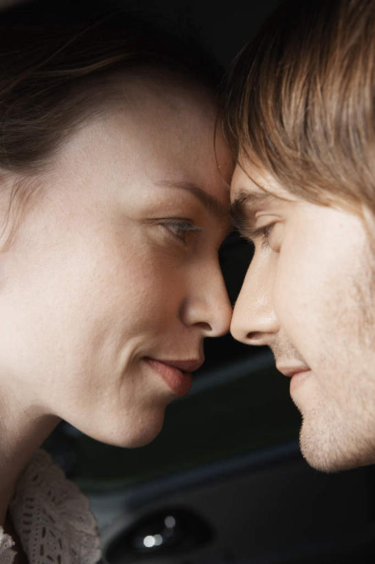 西方人,脸,头,鼻子,脸颊,两个人,摸,竖图,室外,特写,白天,侧面,爱情,欧洲,欧洲人,抚摸,浪漫,依偎,注视,肩膀,相视,观察,看,靠,靠着,倚靠,温暖,温馨,面对面,恩爱,亲密,恋人,观看,对视,和睦,察看,倚着,关注,相对,相看,依附,依赖,投靠,男人,男性,年轻男性,年轻女性,女人,女性,白种人,头部,鼻,鼻孔,额头,脸部,脸蛋,面部,情侣,触摸,接触,半身,彩图,伴侣,融洽