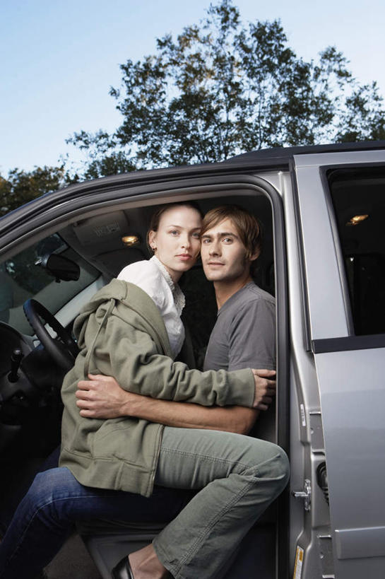 西方人,两个人,伙伴,朋友,坐,抱,竖图,室外,白天,侧面,爱情,旅游,度假,友谊,植物,汽车,欧洲,欧洲人,浪漫,依偎,娱乐,车,树,树木,蓝色,绿色,蓝天,天空,自然,交通工具,轿车,天,靠,靠着,倚靠,享受,休闲,车内,温暖,温馨,恩爱,放松,亲密,恋人,生长,晴朗,成长,抱着,和睦,搂着,倚着,万里无云,依附,依赖,投靠,友情,男人,男性,年轻男性,年轻女性,女人,女性,白种人,情侣,晴空,晴空万里,怀抱,搂,搂抱,相抱,拥抱,坐着,半身,彩图,伴侣,融洽