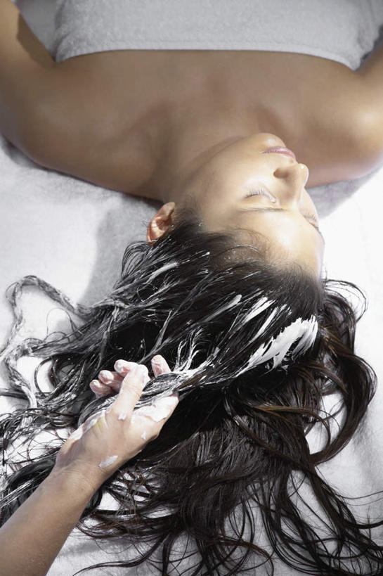 西方人,头发,两个人,按摩师,模特,躺,闭眼,摸,竖图,俯视,室内,白天,按摩,美容,床,欧洲,欧洲人,抚摸,护肤,洗,洗发水,床单,被子,裸露,顾客,黑色,保养,享受,休闲,放松,SPA水疗,保健,温泉浴场,单人床,赤裸,护发素,洗发露,洗发乳,后背,被单,裸,养颜,指压,美发用品,主顾,卧着,年轻女性,女人,女性,白种人,长发,技师,矿泉疗养地,模特儿,闭眼睛,闭着眼,闭着眼睛,触摸,接触,躺着,卧,半身,彩图,高角度拍摄,水疗,推拿