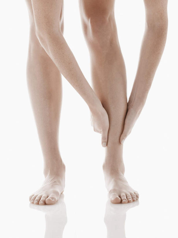 西方人,腿部,脚,脚趾,脚趾甲,腿,一个人,站,摸,竖图,室内,特写,白天,白色背景,正面,按摩,跳舞,欧洲,欧洲人,双手,仅一个年轻女性,仅一个女性,仅一个人,抚摸,阴影,反射,影子,地面,光脚,站着,保养,赤脚,身体,摄影,影棚,踮,单腿,纤细,脚尖,舞姿,年轻女性,女人,女性,白种人,脚指甲,触摸,接触,站立,半身,彩图,影棚拍摄,拍摄,舞蹈