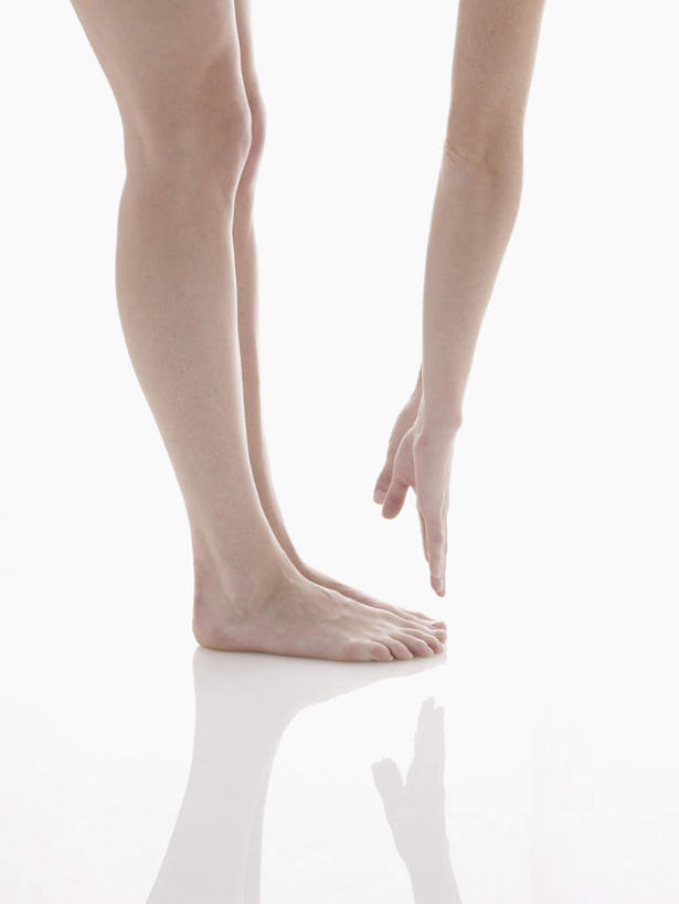 西方人,腿部,脚,脚趾,脚趾甲,腿,一个人,竖图,室内,特写,白天,白色背景,侧面,欧洲,欧洲人,双手,仅一个年轻女性,仅一个女性,仅一个人,伸展,弯腰,阴影,反射,影子,地面,光脚,并拢,赤脚,摄影,影棚,鞠躬,弯身,年轻女性,女人,女性,白种人,脚指甲,半身,彩图,影棚拍摄,拍摄,向下