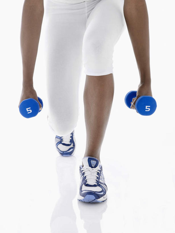 西方人,手,腿部,腿,一个人,站,跑,竖图,室内,特写,白天,白色背景,正面,运动鞋,锻炼,运动,哑铃,欧洲,非洲,黑人,欧洲人,双手,仅一个年轻女性,仅一个女性,仅一个人,踢,弯腰,握,阴影,球鞋,反射,影子,地面,拿,拿着,休闲装,运动器械,站着,休闲,手部,休闲服,健身器械,弓步,握着,摄影,影棚,跑鞋,鞠躬,健身器材,弯身,体育,年轻女性,女人,女性,非洲人,跑步,站立,半身,彩图,影棚拍摄,健身,拍摄,运动器材