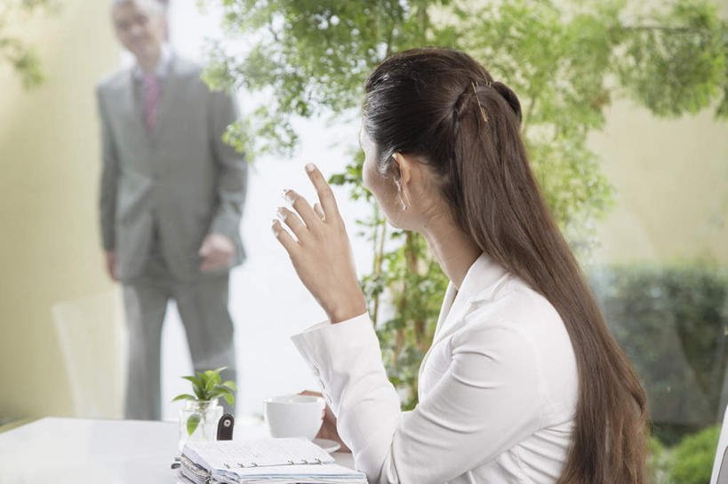 点心,西方人,背部,两个人,伙伴,朋友,商务人士,商务男性,商务女性,坐,横图,室内,白天,正面,衬衫,下午茶,友谊,植物,窗户,落地窗,桌子,椅子,欧洲,非洲,黑人,欧洲人,招呼,花纹,套装,朦胧,模糊,透明,办公桌,木椅,食品,甜点,甜品,注视,玻璃窗,食物,糕点,绿色,甜食,观察,看,陶瓷杯,活泼,观看,察看,关注,商务装,工薪阶层,交流,友情,男人,男性,年轻女性,女人,女性,中年男性,非洲人,白领,上班族,沟通,举手,坐着,半身,彩图,衬衣,办公